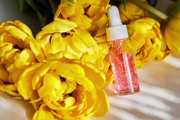 Suero Uñas Cutículas Una Botella Vidrio Transparente Con Hermosos Tulipanes — Foto de Stock