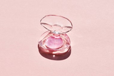 Pembe dudak parlatıcısı ya da pembe arka planda merhem olan açık bir kap. Dudak bakımı konsepti