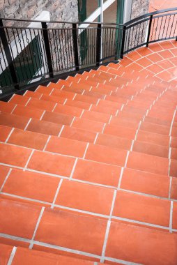 Turuncu taş merdivenle