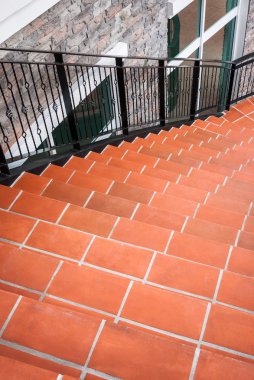 Turuncu taş merdivenle