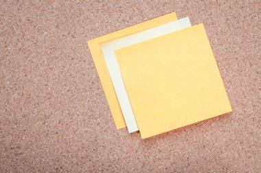 cork board üzerinde yapışkan not
