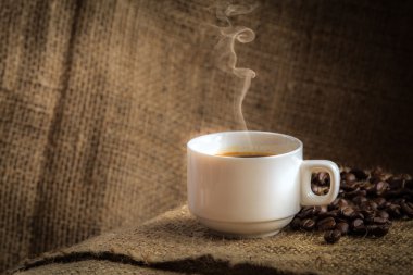 kahve fincanı dumanlı
