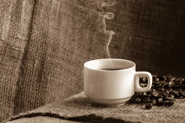 Чашка кофе с дымом — стоковое фото