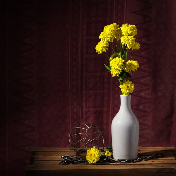 Calêndula em vaso branco — Fotografia de Stock