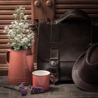 çiçek vazo ile deri