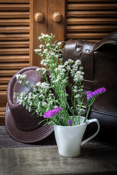 Çiçek vazo ile deri — Stok fotoğraf