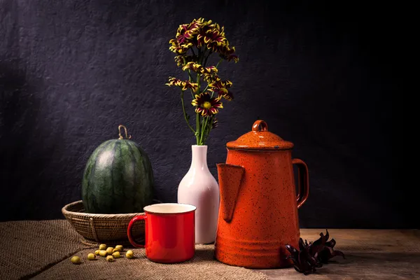 Natureza morta com panela de chá — Fotografia de Stock