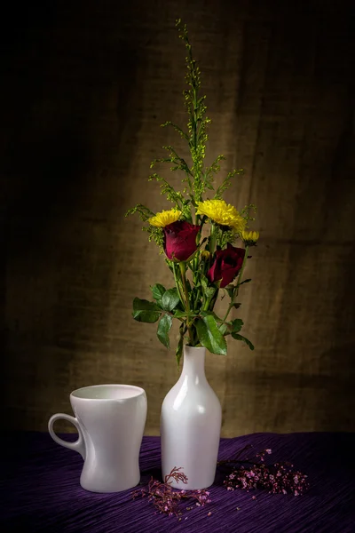 早午餐的插在花瓶里的花 — 图库照片