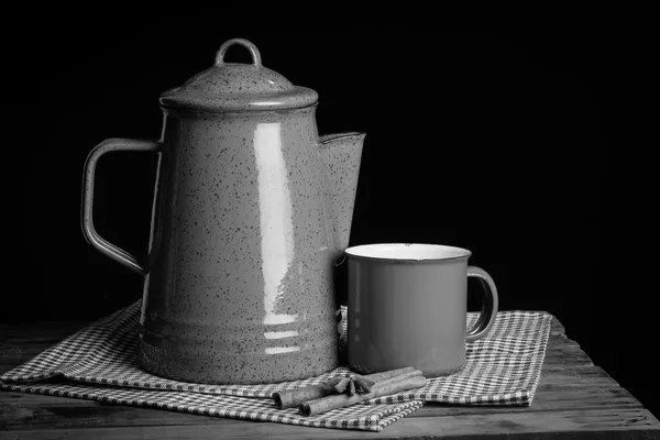 Dzbanek do herbaty na stole — Zdjęcie stockowe
