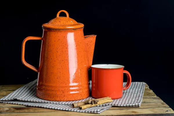 Theepot op tafel — Stockfoto