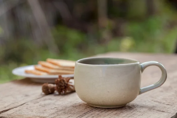 木桌上的一杯茶 — 图库照片