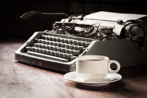 ビンテージ タイプライターとコーヒー カップ — ストック写真