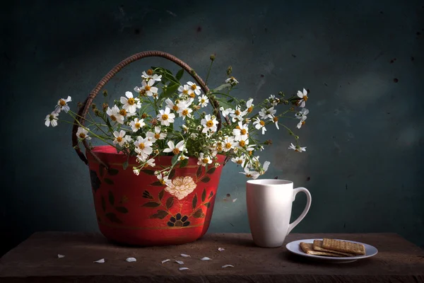 Naturaleza muerta cesta de flores — Foto de Stock