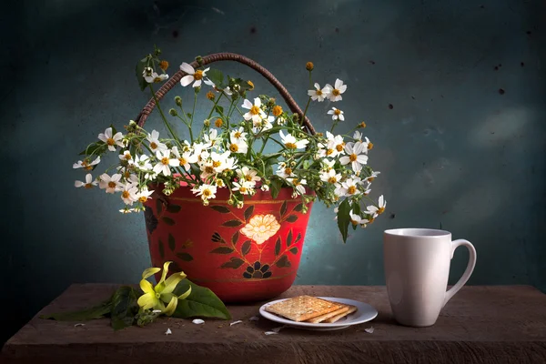 Naturaleza muerta cesta de flores — Foto de Stock