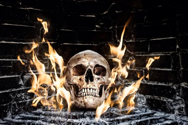 Crânio humano em chamas — Fotografia de Stock