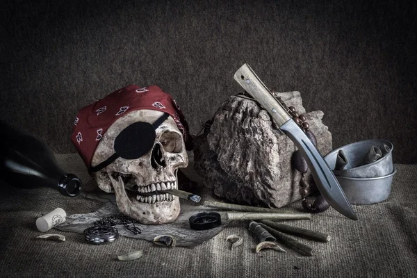 海賊、海賊コスチュームと人間の頭蓋骨の死 — ストック写真