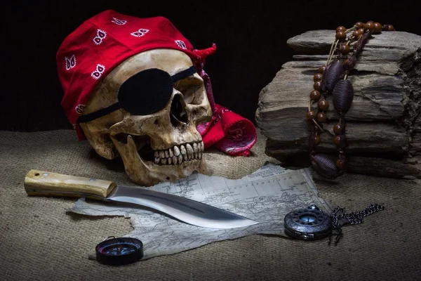 Morte di pirata, cranio umano con costume da pirata — Foto Stock