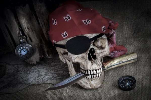 Tod eines Piraten, menschlicher Schädel mit Piratenkostüm — Stockfoto