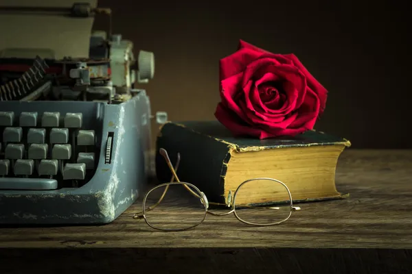 Natürmort tomurcuk gül