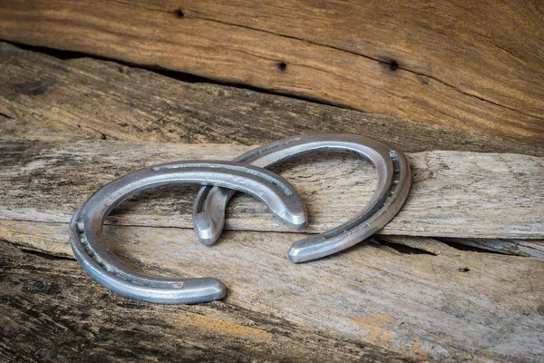 Paard schoenen op hout — Stockfoto