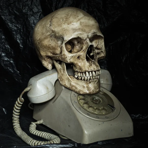 Crânio com telefone — Fotografia de Stock