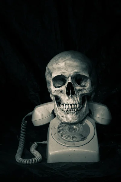 Totenkopf mit Handy — Stockfoto