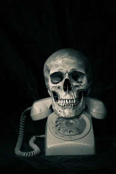 Crânio com telefone — Fotografia de Stock