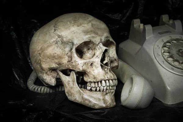 Kafatası ile telefon — Stok fotoğraf