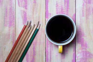 kahve fincanı ve kalemler