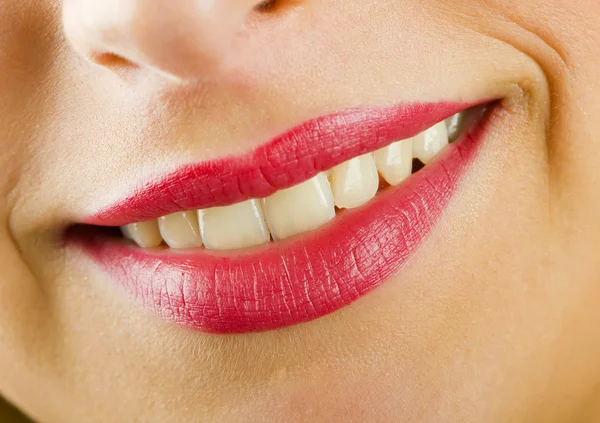 Labios sonrientes con lápiz labial —  Fotos de Stock