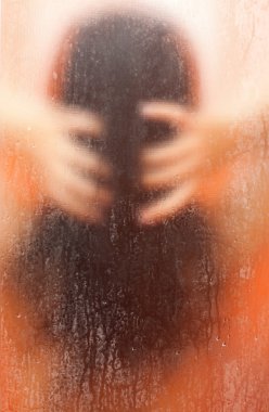 cam ve bulanık kadın bedeni ağlayan