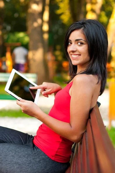 Menina feliz mostrando no tablet — Fotografia de Stock