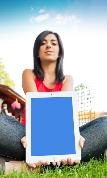 Tablet realizada por uma jovem — Fotografia de Stock