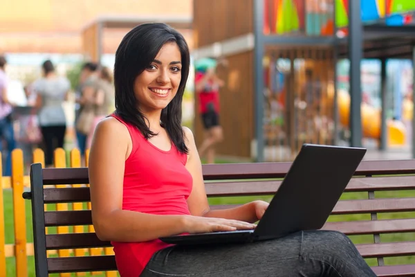 Lachende vrouw met laptop — Stockfoto