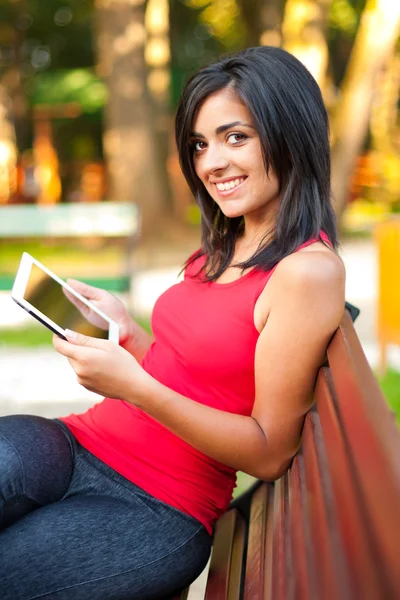 Schöne glückliche Mädchen mit Tablette — Stockfoto