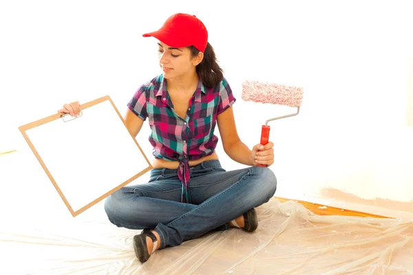 Pintor com prancheta e pincel de rolo — Fotografia de Stock