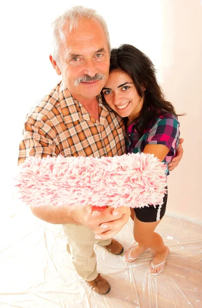 Отец и дочь ремонтируют дом — стоковое фото