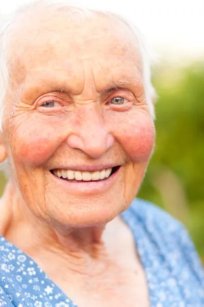 Lachen oudere vrouw buitenshuis — Stockfoto