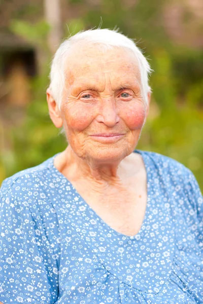 Retrato de uma mulher idosa — Fotografia de Stock