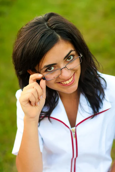 Açık havada güzel doktor gülümseyen — Stok fotoğraf