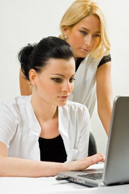 Doktor katiyen bir dizüstü bilgisayar