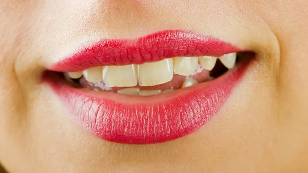 Lábios sorridentes com batom — Fotografia de Stock