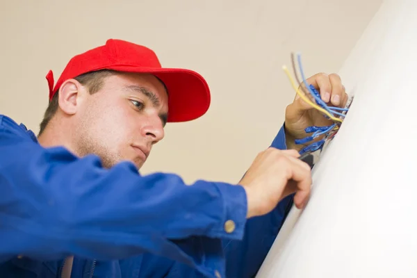 Elektriker arbeitet — Stockfoto