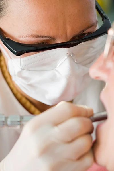 Жіночий стоматолог — стокове фото
