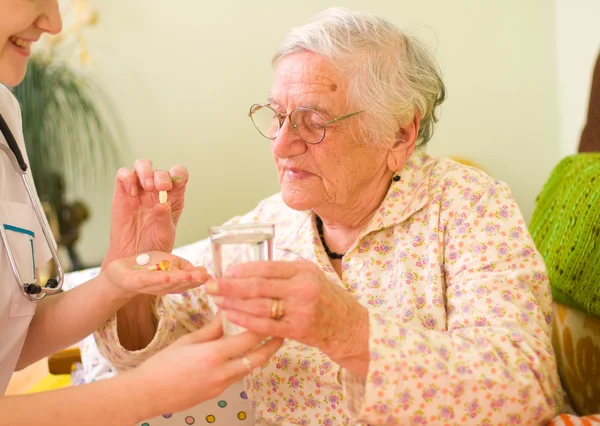 Medicamentos para una anciana — Foto de Stock