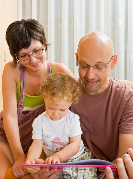 Young family reading — Stock Photo, Image