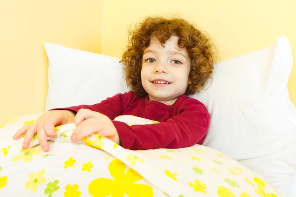 Glückliches Kind im Bett — Stockfoto