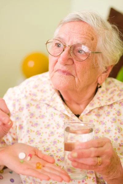 Medicamentos para una anciana —  Fotos de Stock