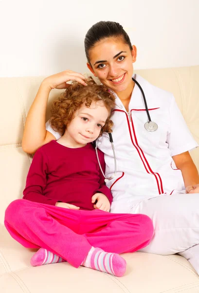 Fürsorgliche Kinderärztin mit kleinem Mädchen — Stockfoto