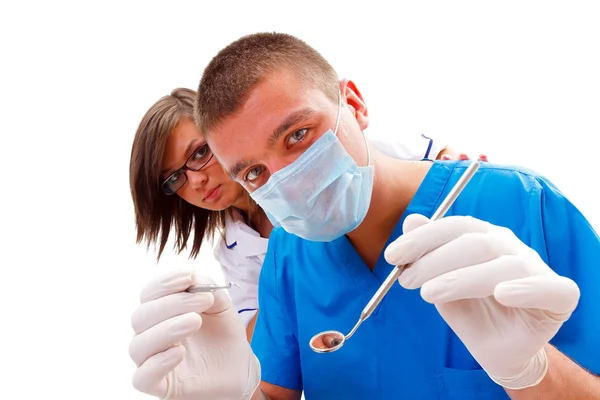 Un médico joven y su asistente mirando al paciente - el punto de vista del paciente — Foto de Stock